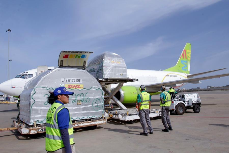 Imagen proveída por el Ministerio de Transporte de Venezuela de operarios trabajando frente a un avión de carga en el Aeropuerto Internacional Simón Bolívar, en Maiquetía, estado La Guaira, Venezuela, el 5 de agosto de 2026. (Xinhua/Ministerio de Transporte de Venezuela) 