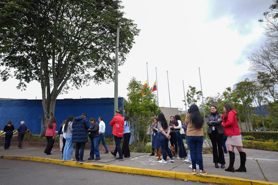 Personas evacúan después de activarse las alarmas de emergencia por un sismo, en Bogotá, Colombia, el 26 de agosto de 2026. (Xinhua/Andrés Moreno)
