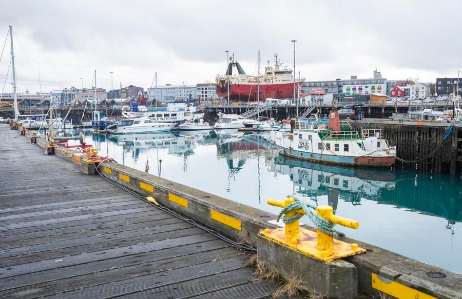 Imagen del 15 de marzo de 2025 de la vista de un muelle, en Reikiavik, Islandia. (Xinhua/Zhang Fan) 