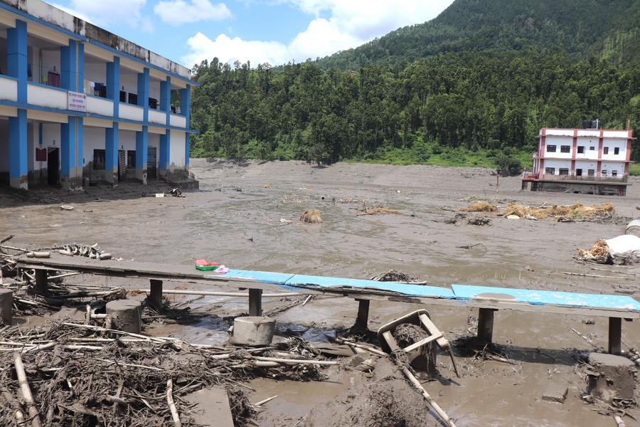 Imagen del 26 de agosto de 2026 de edificios dañados tras las inundaciones catastróficas en el distrito de Nuwakot, Nepal. (Xinhua/RSS)