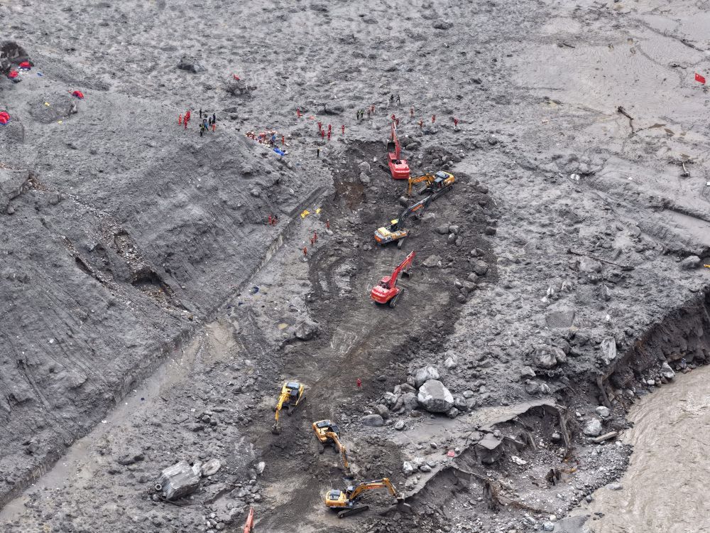 Esta imagen aérea muestra las labores de despeje y reparación de la carretera que se realizan en el área central afectada por el alud de lodo en el puerto de Gyirong, en la región autónoma de Xizang, suroeste de China, el 2 septiembre de 2026. (Xinhua/Jiang Fan)