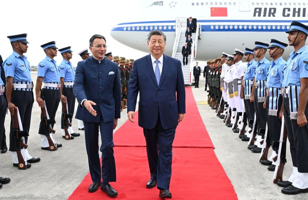 Xi aterriza en Nueva Delhi para Cumbre de BRICS