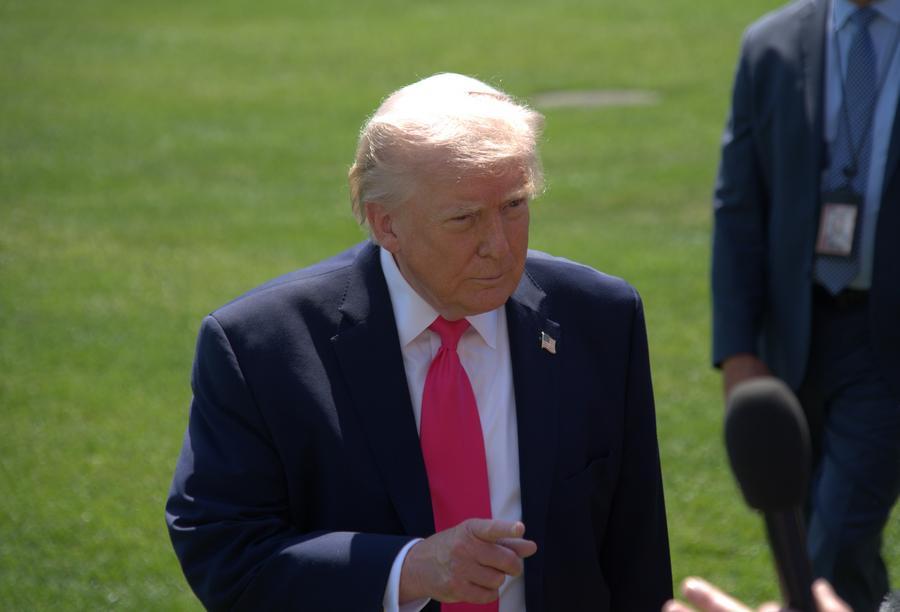 El presidente estadounidense, Donald Trump, habla con la prensa en el jardín sur de la Casa Blanca, en Washington D.C., Estados Unidos, el 16 de abril de 2026. (Xinhua/Li Yuanqing)
