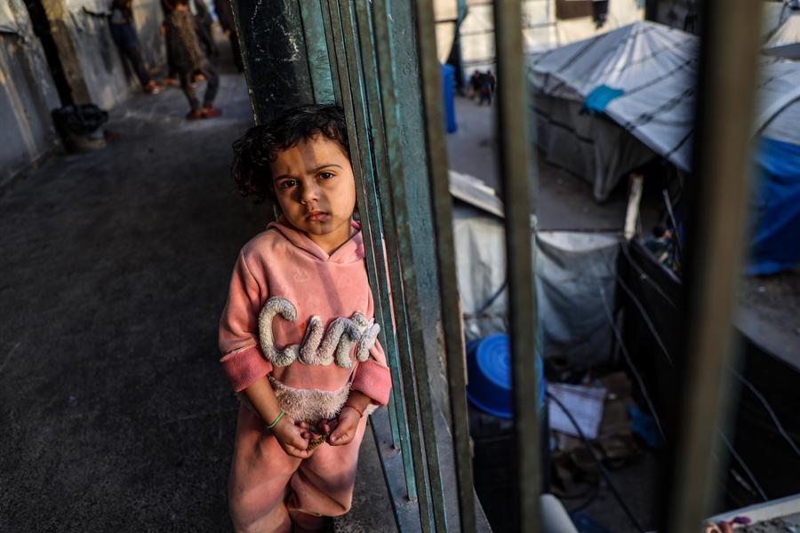 Imagen del 5 de abril de 2026 de una niña palestina desplazada vista en una escuela convertida en refugio, en el centro de la Ciudad de Gaza. (Xinhua/Rizek Abdeljawad)