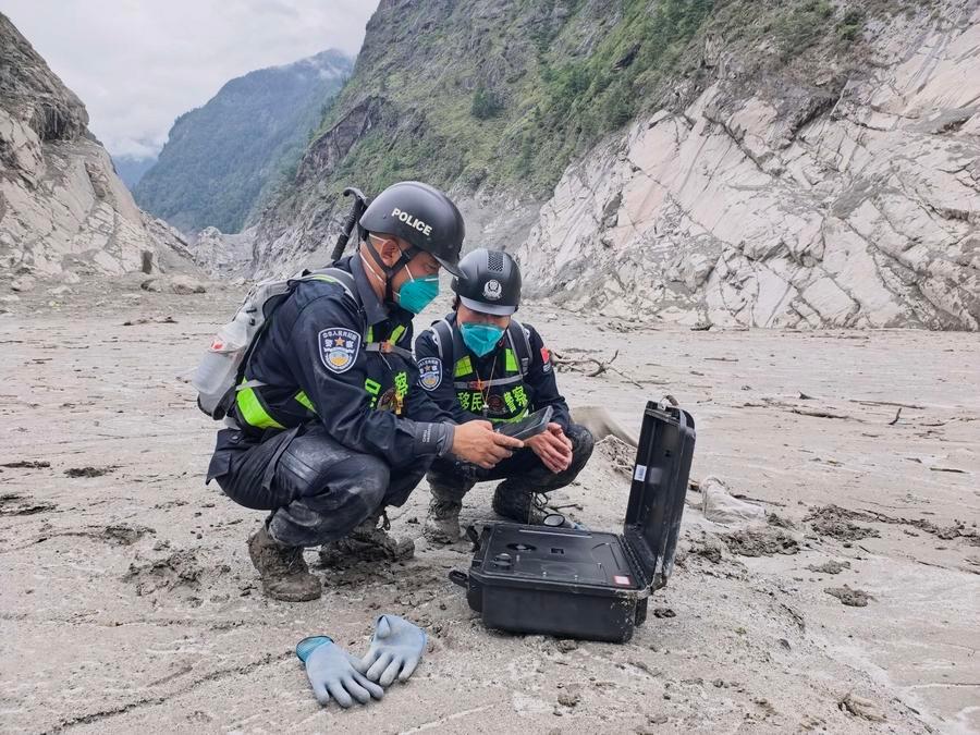 Imagen del 30 de agosto de 2026 de rescatistas operando un detector de vida en la zona afectada por una avalancha de lodo, en el distrito de Gyirong, en la región autónoma de Xizang, en el suroeste de China. (Xinhua/Mu Dan) 