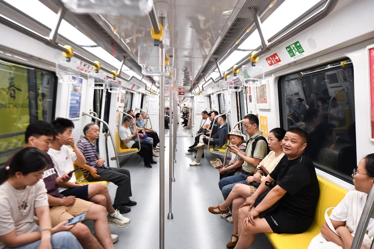Ciudadanos toman la Línea 5 del Metro en Nanjing, provincia oriental de Jiangsu. (Foto: Yang Suping)