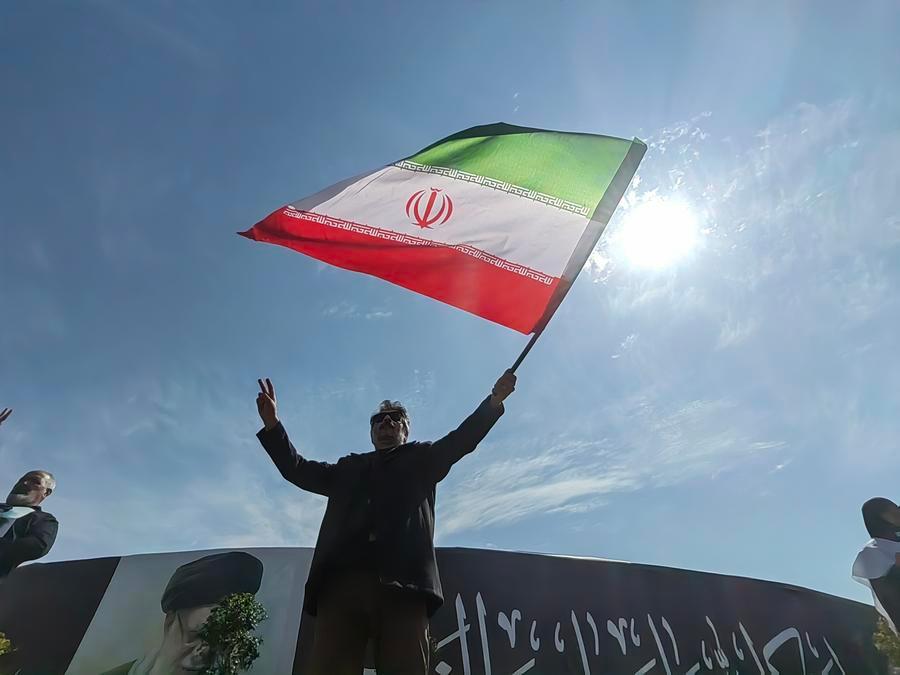Un hombre ondea una bandera nacional iraní en la Plaza Enghelab, en Teherán, Irán, el 4 de marzo de 2026. (Xinhua/Shadati) 