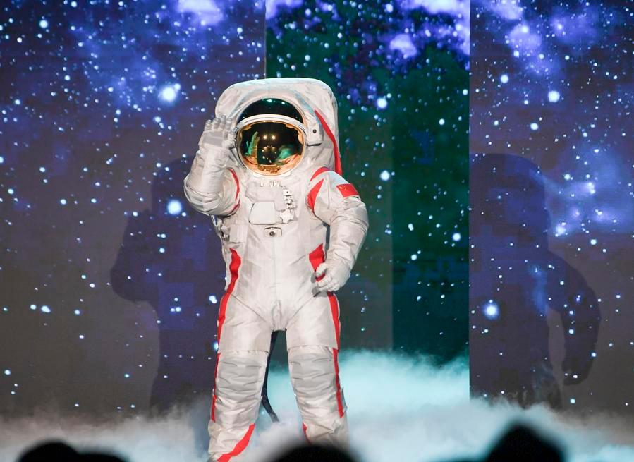 Esta fotografía, tomada el 28 de septiembre de 2024, muestra el diseño exterior del traje espacial de alunizaje desarrollado por China, exhibido durante el III Foro de Tecnología de Trajes Espaciales, en la municipalidad Chongqing, en el suroeste de China. (Xinhua/Wang Quanchao)
