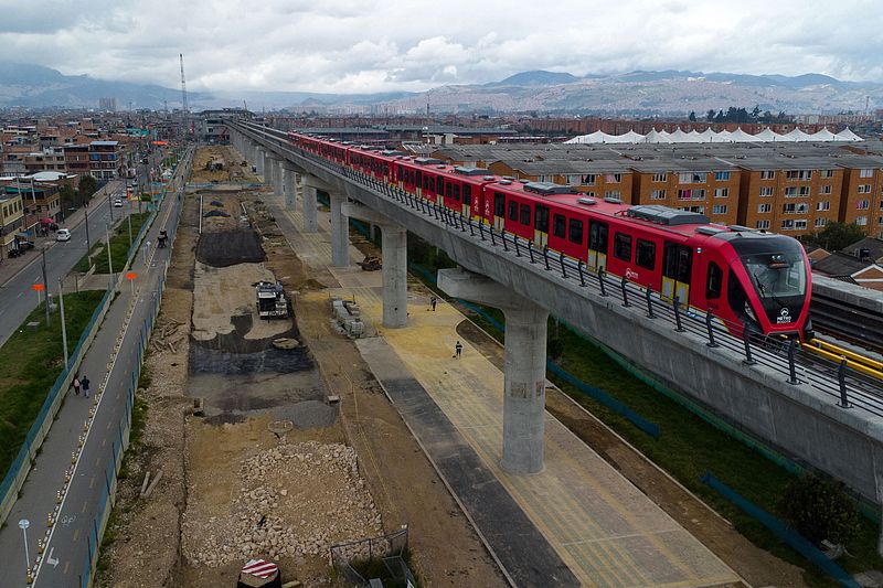 Una vista aérea muestra las pruebas iniciales con pasajeros en la primera línea del Metro de Bogotá, el 29 de mayo de 2026. Foto: VCG