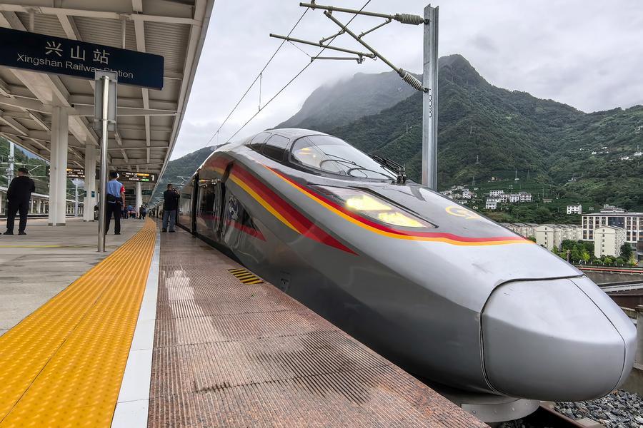 Imagen del primer tren de la línea ferroviaria de alta velocidad Yichang-Xingshan, el G6888, antes de su partida de la estación de trenes en el distrito de Xingshan, en la provincia central china de Hubei, el 28 de septiembre de 2026. (Xinhua/Wang Zichen)