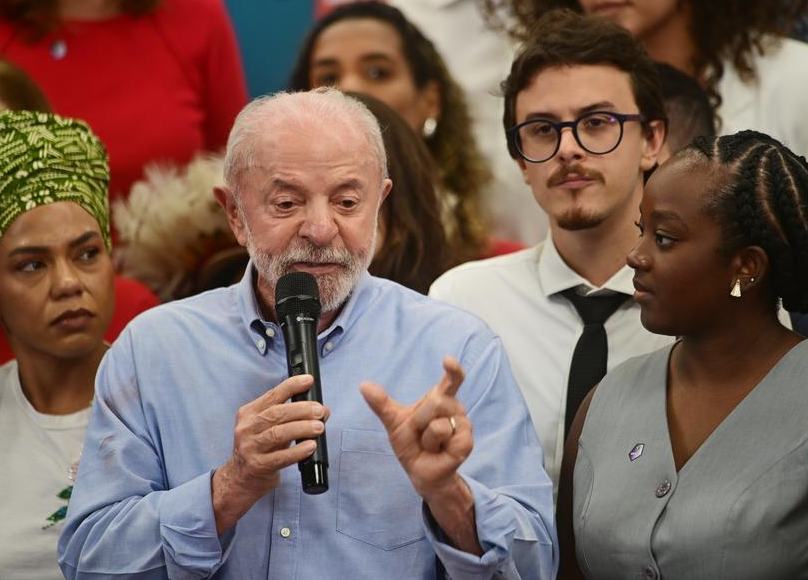 Lula desafía a Flávio Bolsonaro a apoyar propuesta de reducción de jornada laboral en Brasil
