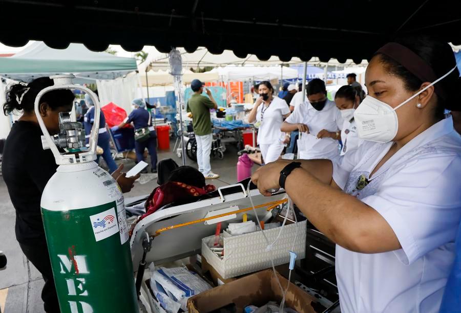 Trabajadores de la salud brindan tratamiento médico a pacientes después de ser evacuados del Hospital Aquilino Tejeira tras un sismo de magnitud 7,5 registrado el viernes, en la ciudad de Penonomé, capital de la provincia de Coclé, Panamá, el 10 de octubre de 2026.  (Xinhua/Daniel González) 