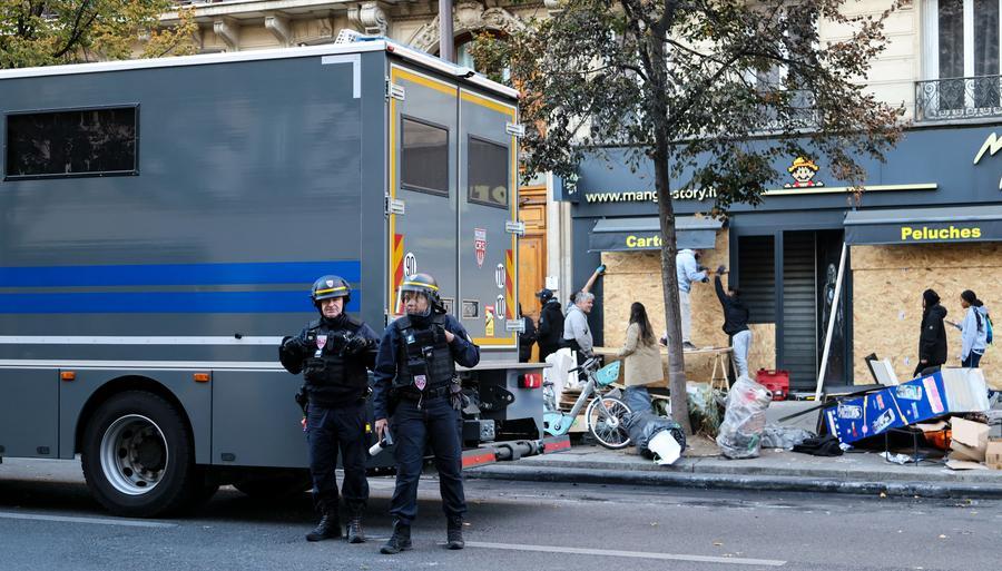 Agentes de las fuerzas del orden vigilan frente a una tienda, en París, Francia, el 18 de octubre de 2026. (Xinhua/Wu Huiwo)