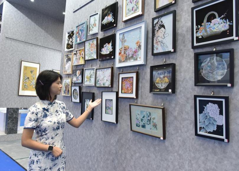 Delegación española dialoga con jóvenes creadores de todo el mundo en capital de porcelana de China