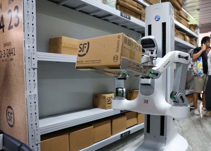Shenzhen impulsa integración en entornos reales de robots con IA incorporada