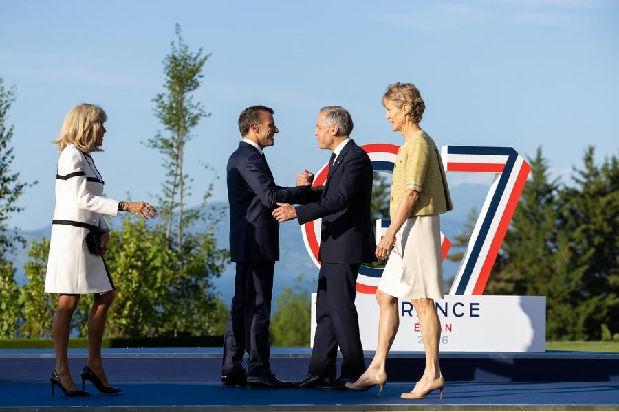 El presidente francés, Emmanuel Macron (2-i), da la bienvenida al primer ministro canadiense, Mark Carney (2-d), durante la cumbre del G7, en Evian, Francia, el 15 de junio de 2026. (Xinhua/Ministerio de Europa y Asuntos Exteriores de Francia) 
