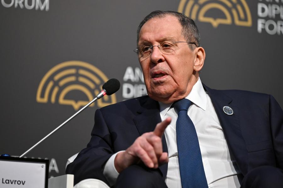 El ministro de Relaciones Exteriores ruso, Sergei Lavrov, pronuncia un discurso en una mesa redonda durante el Foro de Diplomacia de Antalya, en Antalya, Turquía, el 18 de abril de 2026. (Xinhua/Mustafa Kaya) 