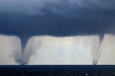 Aparecen simultáneamente dos tornados en la costa del estado de Florida, EEUU