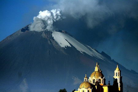 Erupción del Popocatepetl lanzó cenizas a 2.000 metros de altura