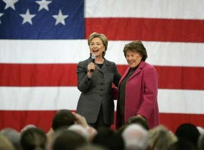 Madre e hija ayudan para la campaña de Clinton en Iowa