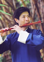 Wang Ciheng, famoso flautista de nuestro país y uno de los artistas más activos de la música tradicional china, actualmente miembro de la Asociación Nacional de Músicos Chinos, miembro de la Sociedad Nacional de Música Tradicional Orquestal, miembro de la Sociedad Nacional de Música Instrumental de Viento, y flautista solista de la Orquesta Central de Música Tradicional China.