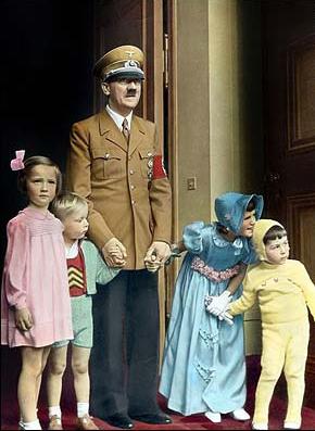Foto de Hitler a colores lo muestra cariñoso cogido de las manos de 4 niños