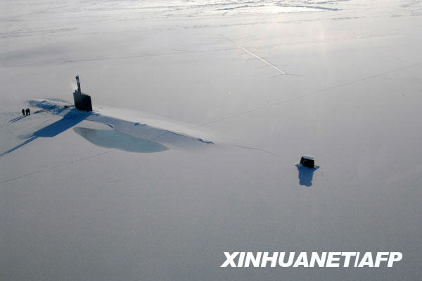 Submarino nuclear de Armada Norteamericana rompe capa de hielo de 1 metro de espesor (Grupo de fotos)