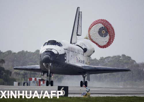 Transbordador espacial Discovery aterriza en Centro Espacial Kennedy