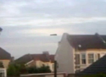 Un inglés dijo lograr fotografiar OVNI sobrevolando silenciosamente sobre una zona redidencial