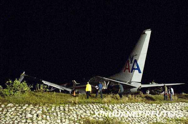 Un Boeing 737 de American Airlines salió de la pista de aterrizaje y se partió en dos 