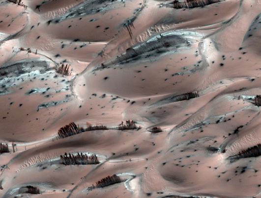 EEUU publica una foto maravillosa: el “alud de nieve” en la zona de dunas de Marte