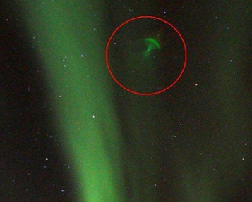 Imagen de medusa aparece en el cielo de Noruega, y se sospecha que se trata del reflejo polar de satélites