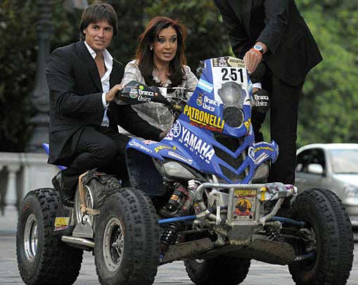 Presidenta argentina conduce coche de carreras con piloto de Rally Dakar