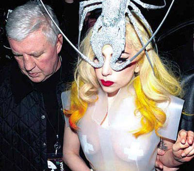 Lady Gaga sale a la escena con traje de “Langosta”
