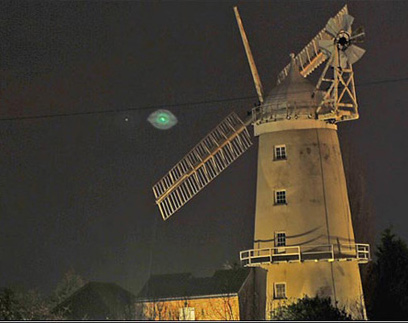 Un OVNI verde pasó en vuelo rápido por una pequeña ciudad inglesa