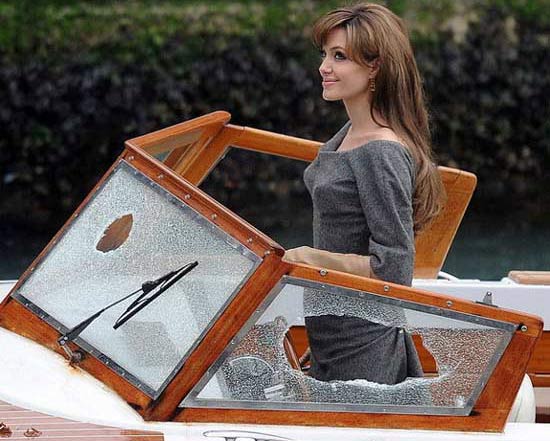 Angelina Jolie realiza rodaje en Venice dmostrando el encanto de una muchacha de yate