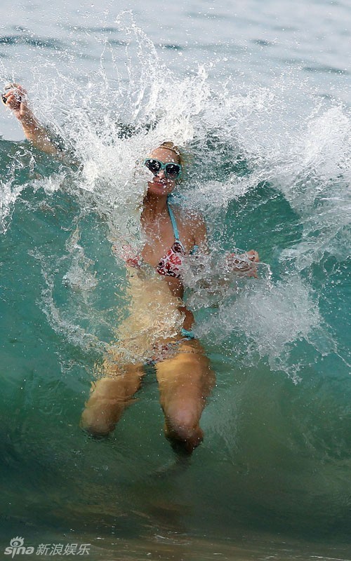Paris Hilton juega con su novio en playa de Hawaii