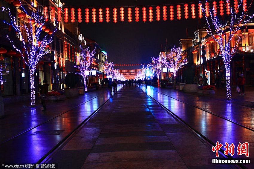 La calle Qianmen se enciende para la próxima Fiesta de los Faroles