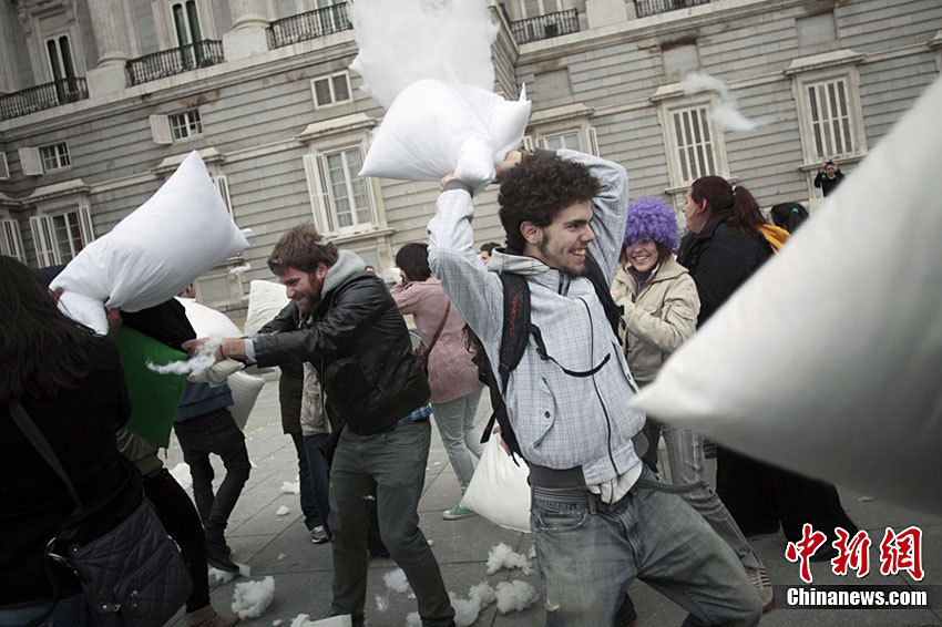 "Flash Mob" protagoniza guerra de almohadas en Madrid