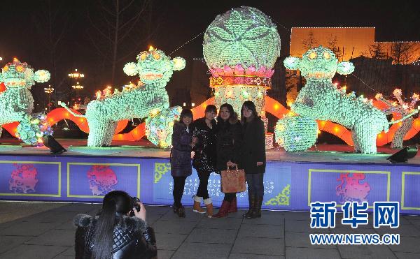 Gigantescas figuras de cerámica saludan Fiesta de Faroles en Tangshan 