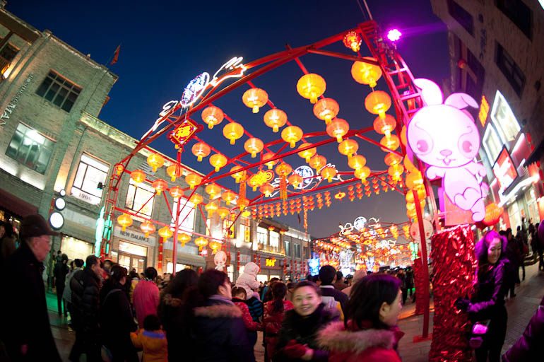 Multitudinaria celebración por Fiesta de Faroles en calle Qianmen 