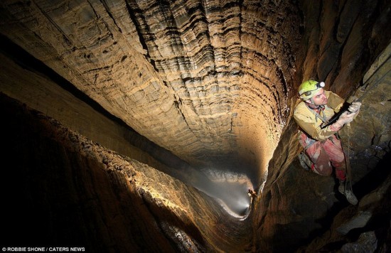 Explorador britano recorre todo el mundo en aras de encontrar antros más impresionantes (7)
