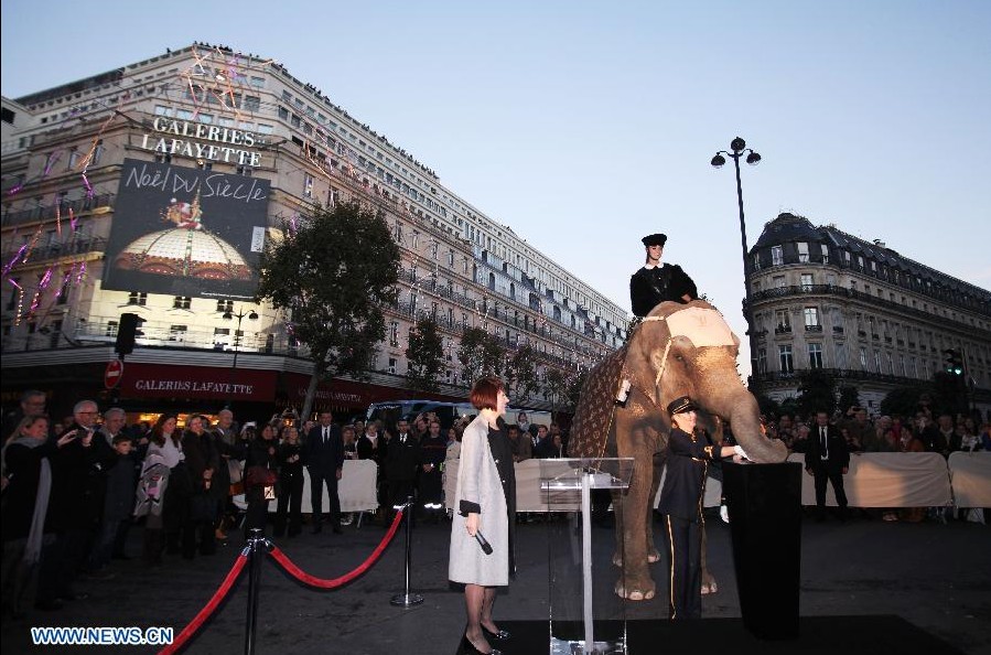 Galeries Lafayette inauguró la iluminación y vidrieras adornadas