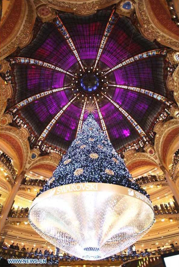 Galeries Lafayette inauguró la iluminación y vidrieras adornadas