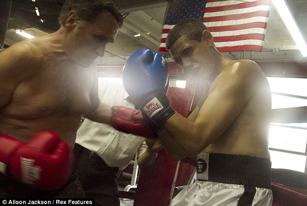 Juegan boxeo Obama y Romney