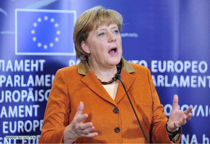 Merkel pide mapa de ruta ambicioso para renovar UEM