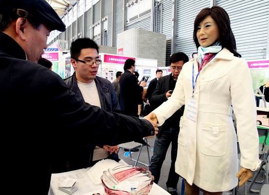 Robots, protagonistas en la Feria de la Industria en Shanghai