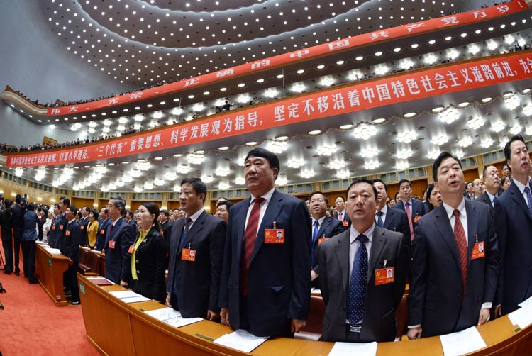 Fotos: Representantes cantan el himno nacional en el XVIII Congreso Nacional del PCCh (2)