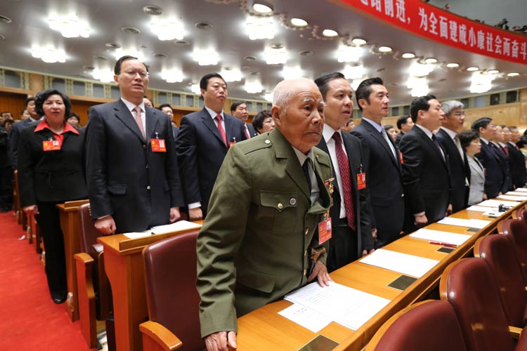 Fotos: Representantes cantan el himno nacional en el XVIII Congreso Nacional del PCCh (3)