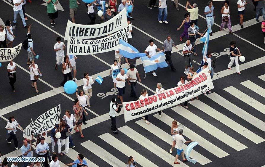 Realizan protestas contra el gobierno de Argentina